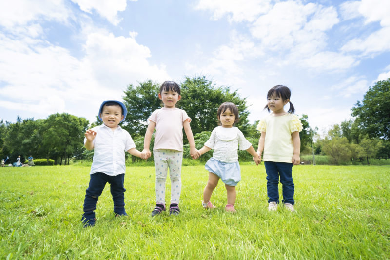 手を繋いでいる子ども達の写真