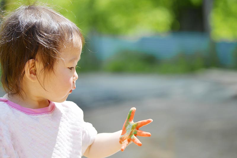 手が汚れている子どもの写真