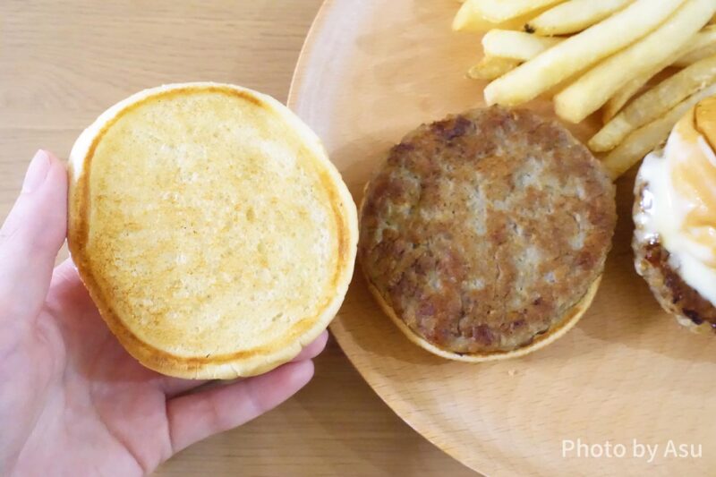 ケチャップ抜きのハンバーガーの写真