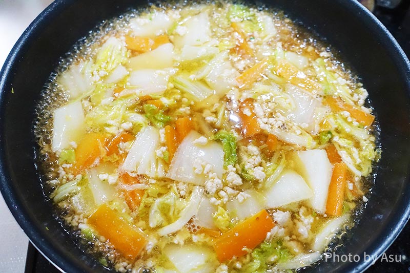 野菜たっぷり八宝菜 材料を煮込んでいる写真