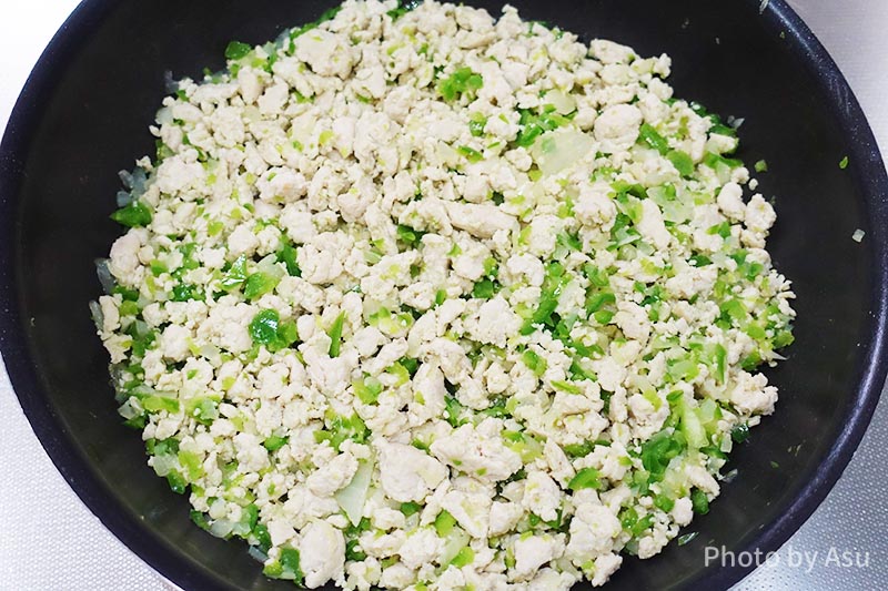 タイ料理ガパオライス 材料を炒めている写真