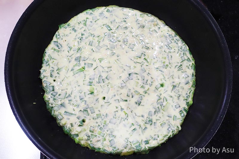 もちもち米粉チヂミを焼いている写真